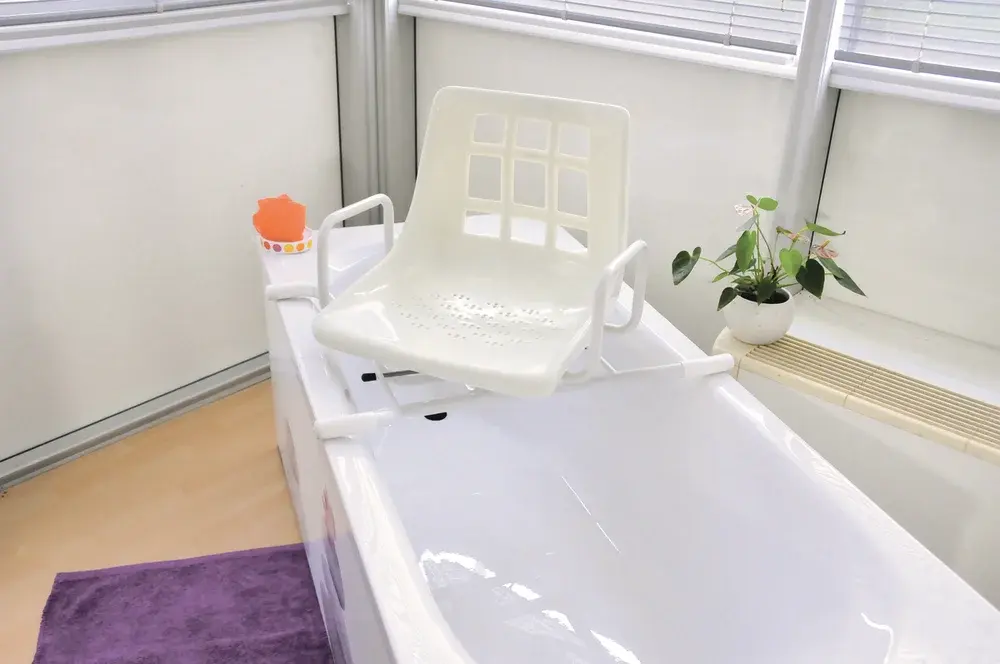 Siège pivotant pour baignoire