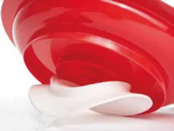 Assiette ergonomique à rebord surélevé