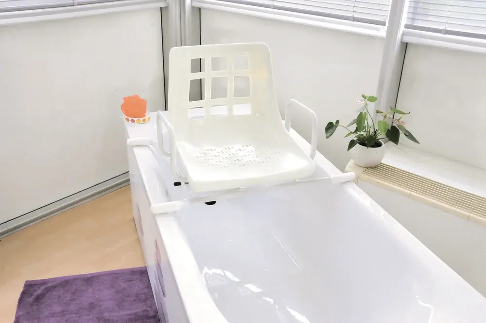 Siège pivotant pour baignoire
