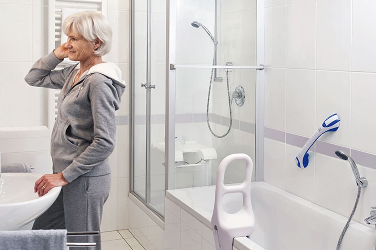 Comment aménager la salle de bains et les toilettes pour une personne âgée ?